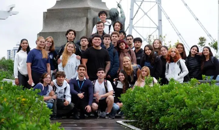 Projeto @floripa_26 transforma Florianópolis em sala de aula a céu aberto e mobiliza estudantes em maratona histórica e fotográfica