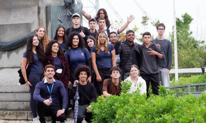 Projeto @floripa_26 transforma Florianópolis em sala de aula a céu aberto e mobiliza estudantes em maratona histórica e fotográfica