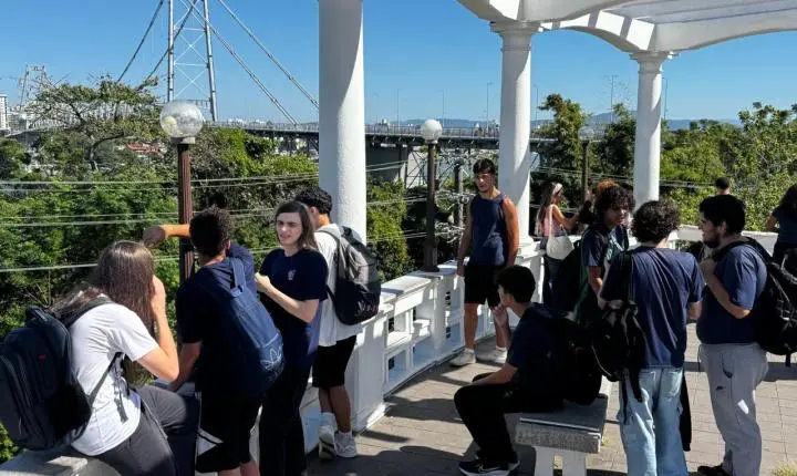 Projeto @floripa_26 transforma Florianópolis em sala de aula a céu aberto e mobiliza estudantes em maratona histórica e fotográfica