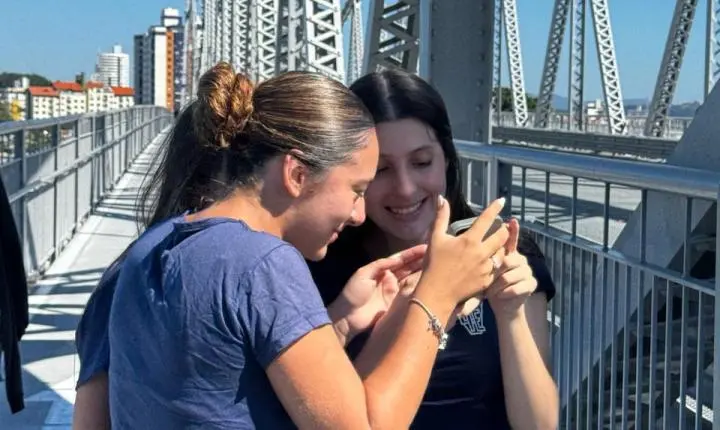 Projeto @floripa_26 transforma Florianópolis em sala de aula a céu aberto e mobiliza estudantes em maratona histórica e fotográfica