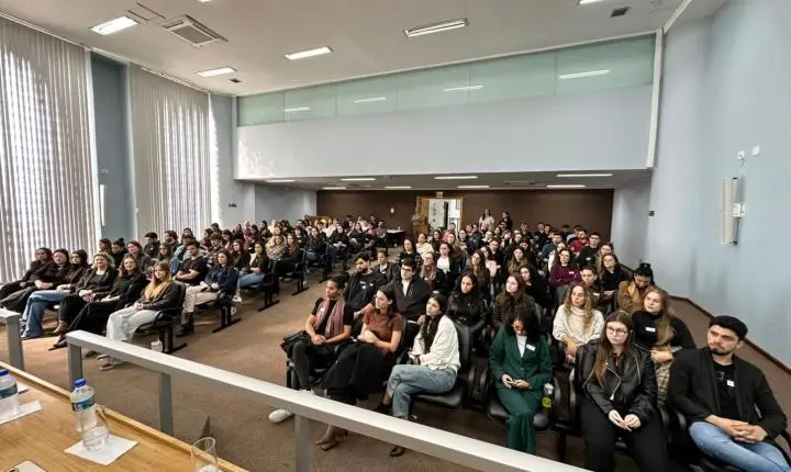 Promotores de Justiça compartilham experiências sobre atuação  ministerial com alunos da Unoesc, em Chapecó.