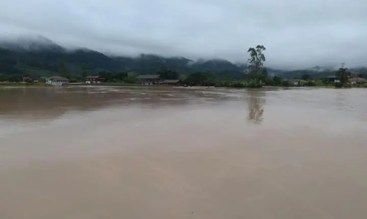 RESGATE EM ÁREA ALAGADA MOBILIZA  BOMBEIROS EM ANTÔNIO CARLOS.