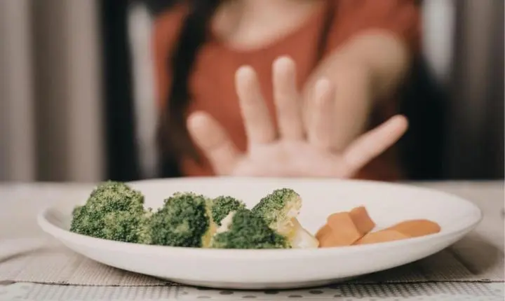 Seletividade alimentar afeta crianças com autismo e pode impactar desenvolvimento Comum no TEA, comportamento exige atenção e abordagem integrada para evitar deficiências nutricionais