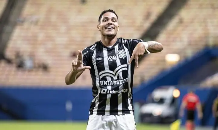 Talismã do Figueirense, Lucas Alves   aproveita minutos e se destaca no início pelo Alvinegro.