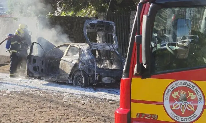 Veículo ficou completamente danificando   pela  chama de fogo em Florianópolis.