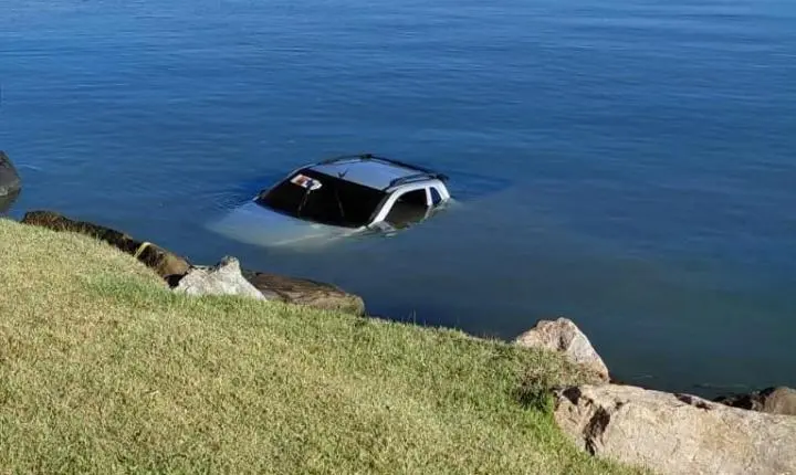 Veículo caiu no mar na Beira-Mar Norte em Florianópolis